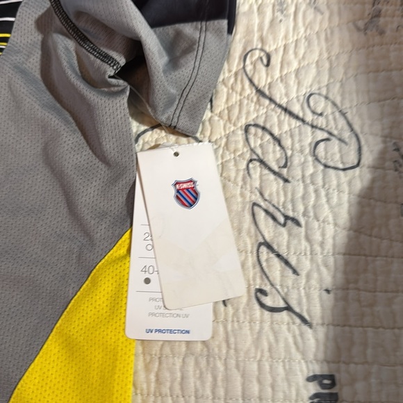 K-Swiss Yellow and White Apparel Tag - Picture 3 of 3